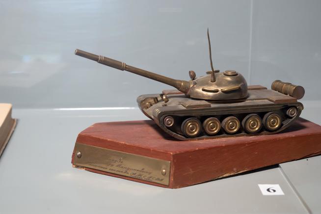 Сувенир. Масштабный макет танка Т-52 с гравировкой «Полковнику Кикнадзе В.К. от младшего состава АТС ГСВГ. Ноябрь. 1978»::Музей истории и боевой славы автомобильных войск g2id31018