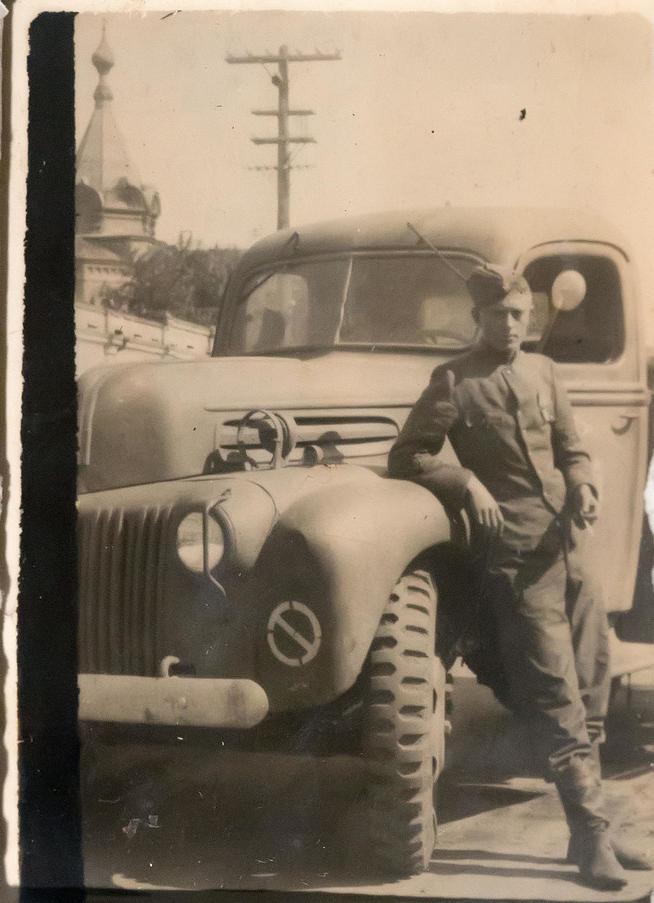 Фото. Лях М.И. в г. Харбин. Сентябрь 1945г. (около а/м)::Музей истории и боевой славы автомобильных войск g2id31062