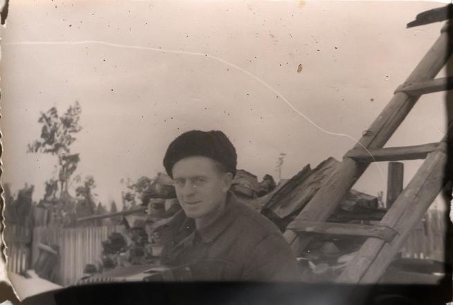 Фото. В мирное послевоенное время на пасеке::Музей истории и боевой славы автомобильных войск g2id31086