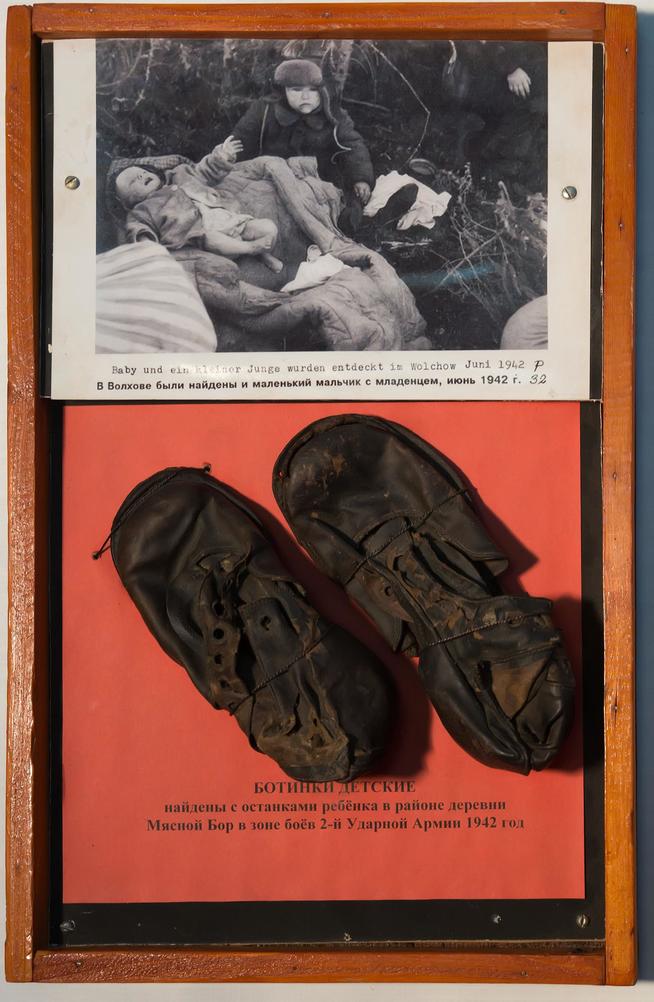 Фото №31514. Фото: В Волхове найден маленький мальчик с младенцем, 1942 г./ ботинки детские 