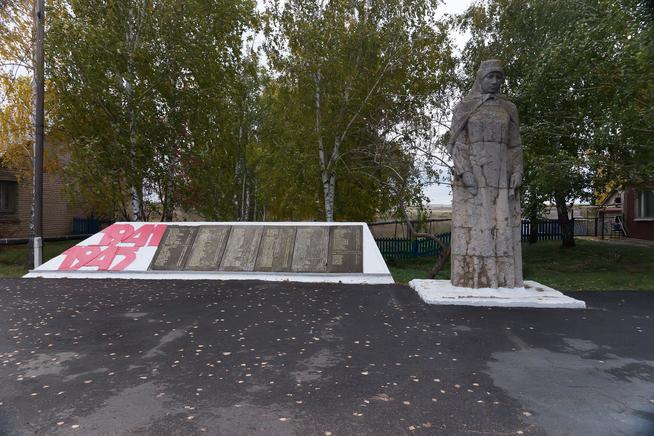 Скульптура скорбящей матери. Памятник обносельчанам, погибшим в годы Великой Отечественной войны::Мензелинский район g2id32952