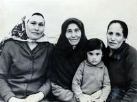Фото. Шавалиева М. (в центре) - мать Шавалиева Б.Г., кавалера ордена Великой Отечественной войны II ст. с родственниками. 1970-е