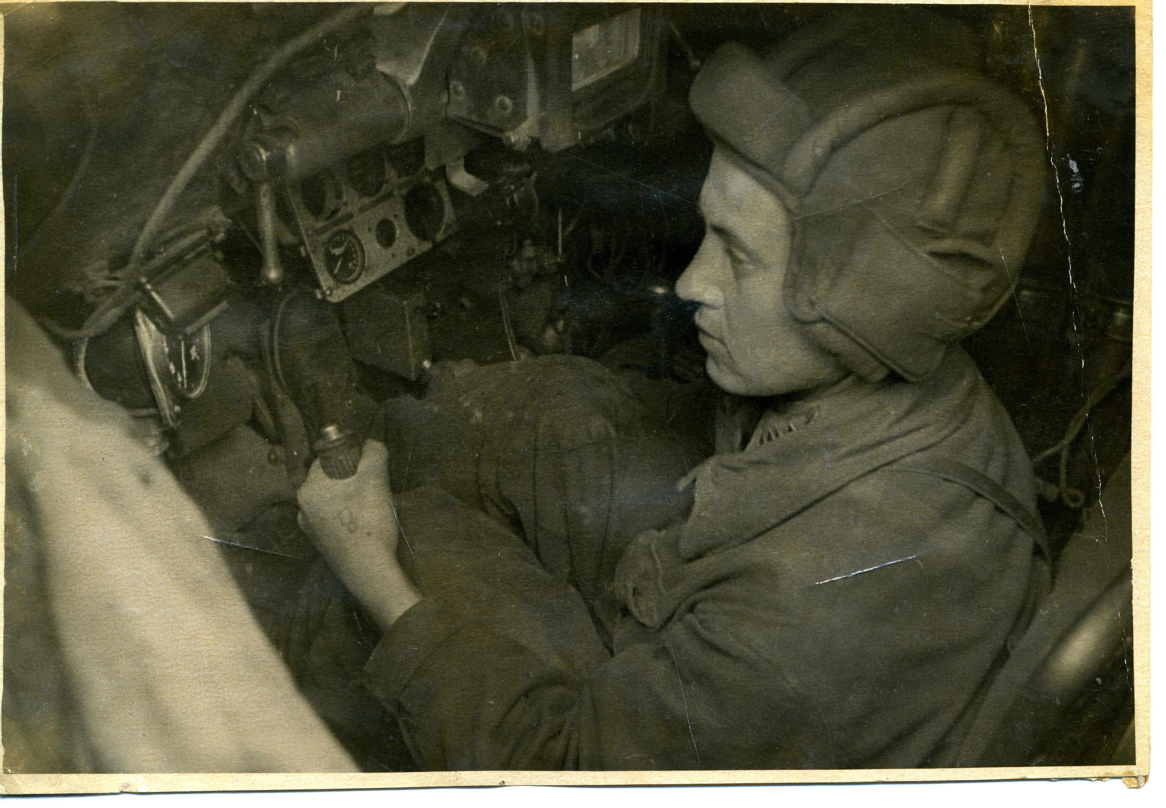 Механик водитель т 34 женщина механик. Танкист механик-водитель РККА.