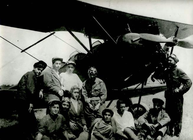 Фотография Авиашкола  Слева в 1-ом ряду М Г Сыртланова_1::Сыртланова М.Г. g2id86291