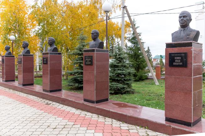 Аллея Славы. Аллея Героев Советского Союза. с.Черемшан. 2014::Черемшанский район g2id86949