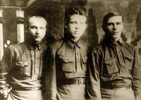 Фото. Арютин П.В. (в центре) с боевыми товарищами. До 1941