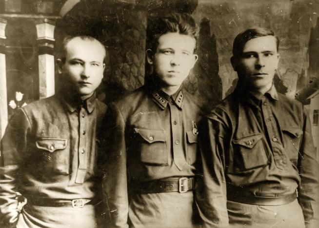 Фото. Арютин П.В. (в центре) с боевыми товарищами. До 1941::МБУ «Мемориальный центр Черемшанского муниципального района РТ» g2id87154