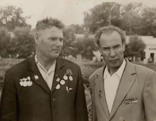 Фото. Юнусов Г.Х. (слева) и писатель Лесин А.А. Черемшанский район. 1950-1960::МБУ «Мемориальный центр Черемшанского муниципального района РТ» g2id87373