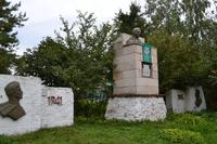 Памятник в честь 40-летия Великой Победы. дер. Азимово. 2000-е