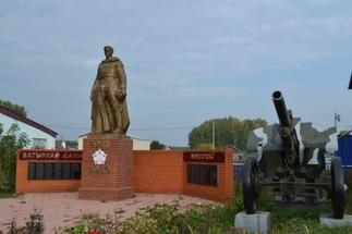 Мемориальный комплекс в честь 65-летия Великой Победы. Село Бурнашево. 2000-е.::фото для статей предоставлены МБУК «Апастовский краеведческий музей» g2id87957