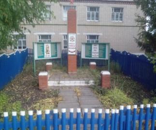 Стела в честь 60-летия Великой Победы. Село Давликеево. 2000-е.::фото для статей предоставлены МБУК «Апастовский краеведческий музей» g2id87991