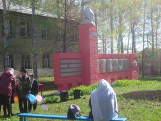 Мемориальный комплекс в честь погибших на фронте земляков в годы Великой Отечественной войны. Село Черемшаны. 2000-е::фото для статей предоставлены МБУК «Апастовский краеведческий музей» g2id88048