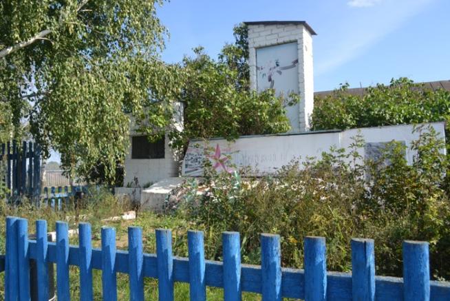 Стела павшим землякам в с. Старое Барышево Камско - Устьинского района . 2014::Фотографии для статей g2id88207