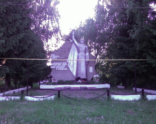 Памятник со списками павших земляков в с. Осинники Камско - Устьинского района. 2014::Фотографии для статей g2id88244