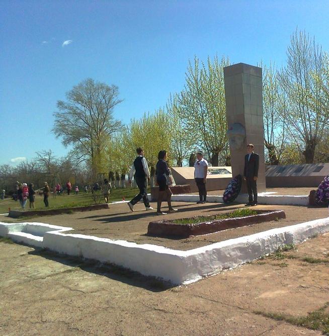 Стела павшим землякам в п.г.т. Тенишево   Камско - Устьинского района. 2014::Фотографии для статей g2id88278