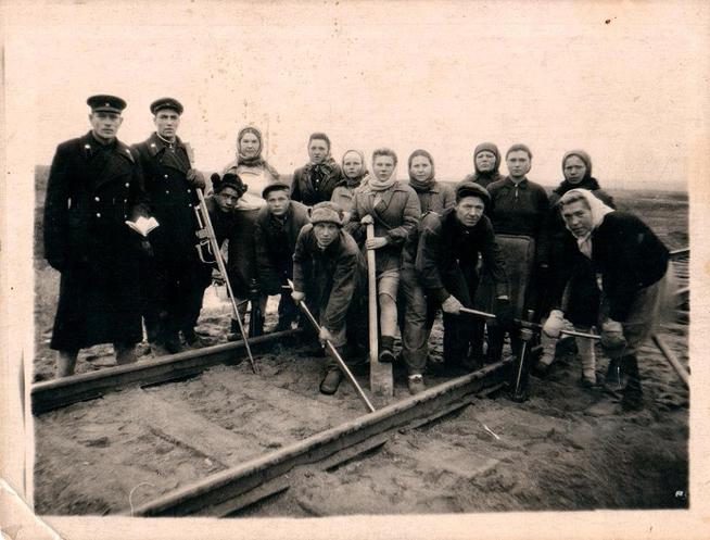 Фото. Путевая бригада Буинской дистанции пути на ст. Кильдуразы. 1940-е::Фото для статей предоставлены МБУ «Буинский краеведческий музей» g2id89007