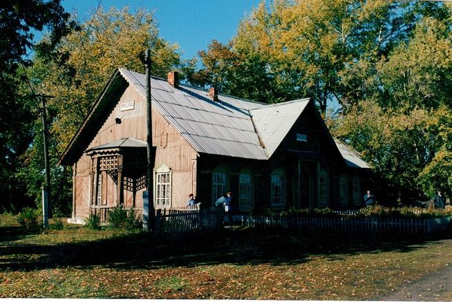 Здание вокзала на ст. Кильдуразы построено в 1942. 2006::Фото для статей предоставлены МБУ «Буинский краеведческий музей» g2id89015