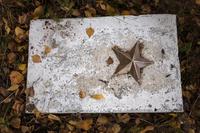 Мемориальная плита в честь героев, вернувшихся с фронтов Великой Отечественной войны. Дер.Исенбаево, Агрызский район. 2014