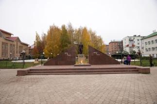 Мемориал с вечным огнем на площаде Победы. Агрыз. 2014::Фото для статей g2id89296