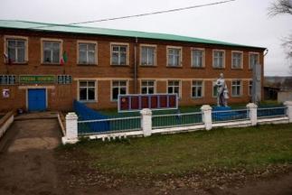 Стела в честь односельчан, павших в годы Великой Отечественной войны. Дер.Исенбаево, Агрызский район. 2014::Фото для статей g2id89326