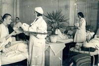 Раздача первомайских подарков в одном из казанских госпиталей. 1944