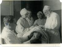 Доктор медицинских наук, профессор Л.А.Орбели во время операции. Казань. 1942