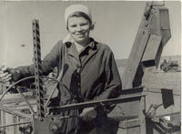 Учительница Теньковской средней школы И.А.Касаткина  за работой на комбайне Майдановской МТС. Лето 1942 года