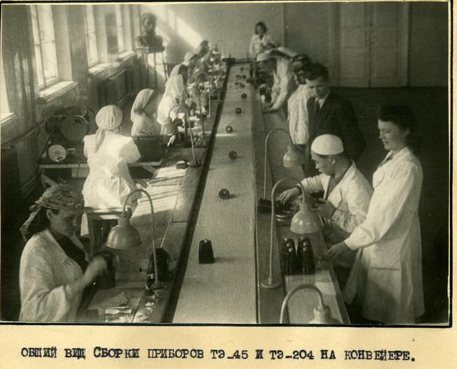 Фото.Участок сборки тахометров ТЭ-45, ТЭ-204. 1942::Фотографии из заводского архива g2id89610
