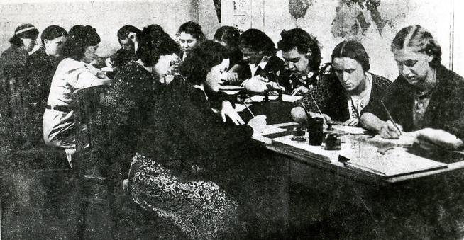 Фото.Девушки готовят посылки и пишут письма на фронт. 1940-е::Фотографии из заводского архива g2id89630