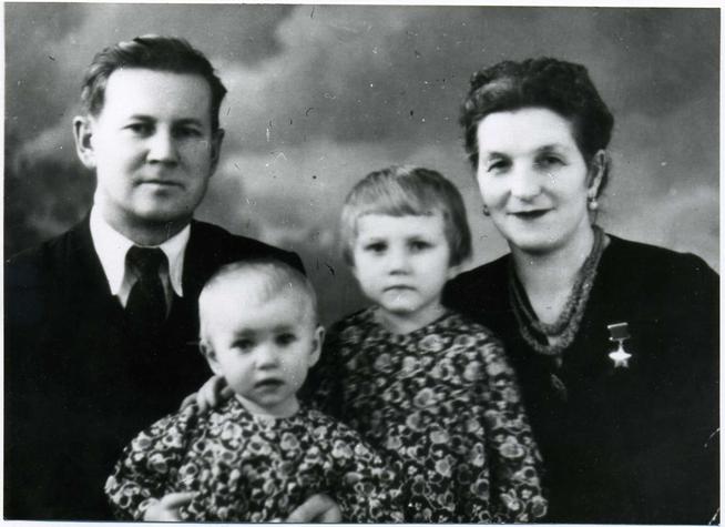 Фото. Сыртланова М.Г. с мужем Бабкиным М.Ф. и дочерьми Натальей и Светланой. 1960-е::Сыртланова М.Г. g2id89889
