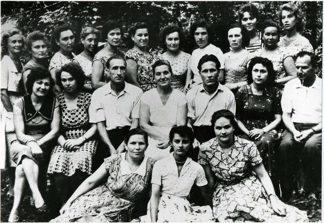 Фото. Сыртланова М.Г. (сидит в центре) с коллегами контролерами и руководством  контрольно-сдаточного и сборочного цеха. 1962::Сыртланова М.Г. g2id89894