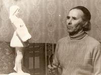 Фото. Скульптор Ахметзянов А.Б. - участник Великой Отечественной войны за работой. 1984 