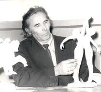 Фото. Скульптор Ахметзянов А.Б. - участник Великой Отечественной войны за работой. 1980 