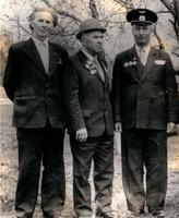 Фото. Ахметзянов А.Б. во время встречи с сослуживцами Паршенковым И.Н., Соловьевым И.Ф. Агрыз. 1980-е годы