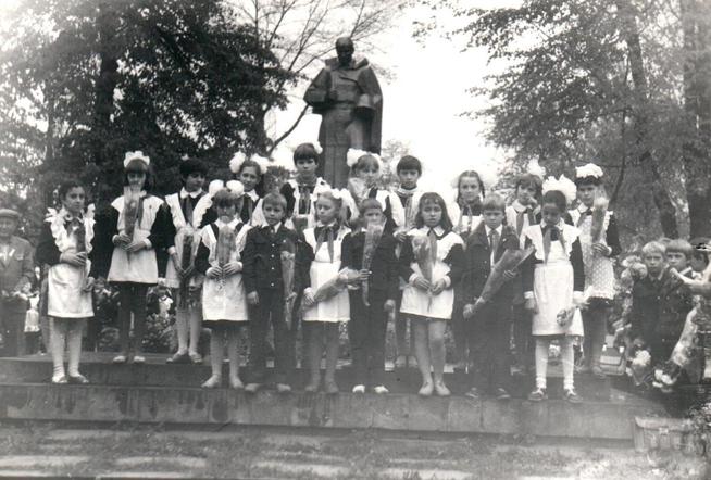 Фото. Возложение цветов памятнику павшим в годы Великой Отечественной войны. с.Гизель. 1980-е годы::МУЗАФАРОВ БАРИ ХУЗЕЕВИЧ g2id90012