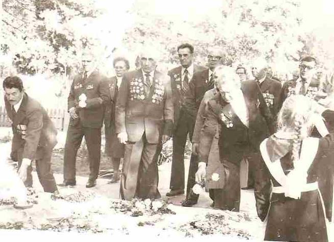 Фото. Возложение цветов памятнику погибшим на ʺСопке Героевʺ. Крымск. 1980-е годы::МУЗАФАРОВ БАРИ ХУЗЕЕВИЧ g2id90017