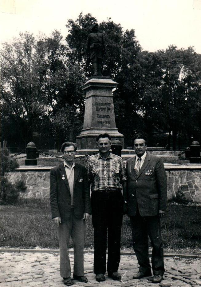 Фото №90021. Фото. Музафаров Б.Х. с сослуживцами Фабристовым Ю.В. и Погореловым В.А. Таганрог. Май 1986 года
