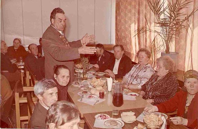 Фото. Музафаров Б.Х. - участник Великой Отечественной войны во время встречи с работниками РАЙПО. Агрыз. 1987::МУЗАФАРОВ БАРИ ХУЗЕЕВИЧ g2id90040