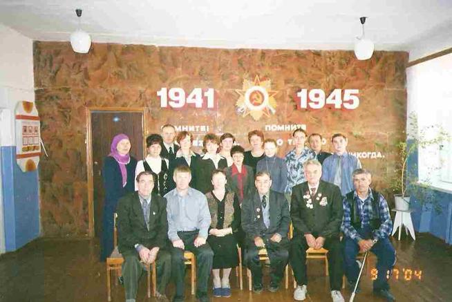 Фото. Музафаров Б.Х. - участник Великой Отечественной войны с ветеранами войны. Агрыз. 2004::МУЗАФАРОВ БАРИ ХУЗЕЕВИЧ g2id90045