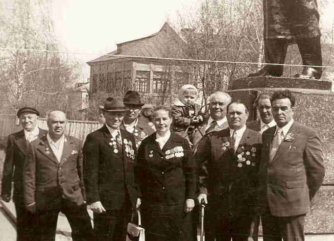 Фото. Музафаров Б.Х. - участник Великой Отечественной войны с однополчанами. Агрыз. 9 мая 1979 года::МУЗАФАРОВ БАРИ ХУЗЕЕВИЧ g2id90050