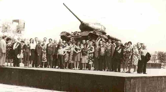 Фото. Ветераны войны у Танка ʺТ-34-85ʺ в Мемориале Славы. Тирасполь. Май 1989 года::МУЗАФАРОВ БАРИ ХУЗЕЕВИЧ g2id90065