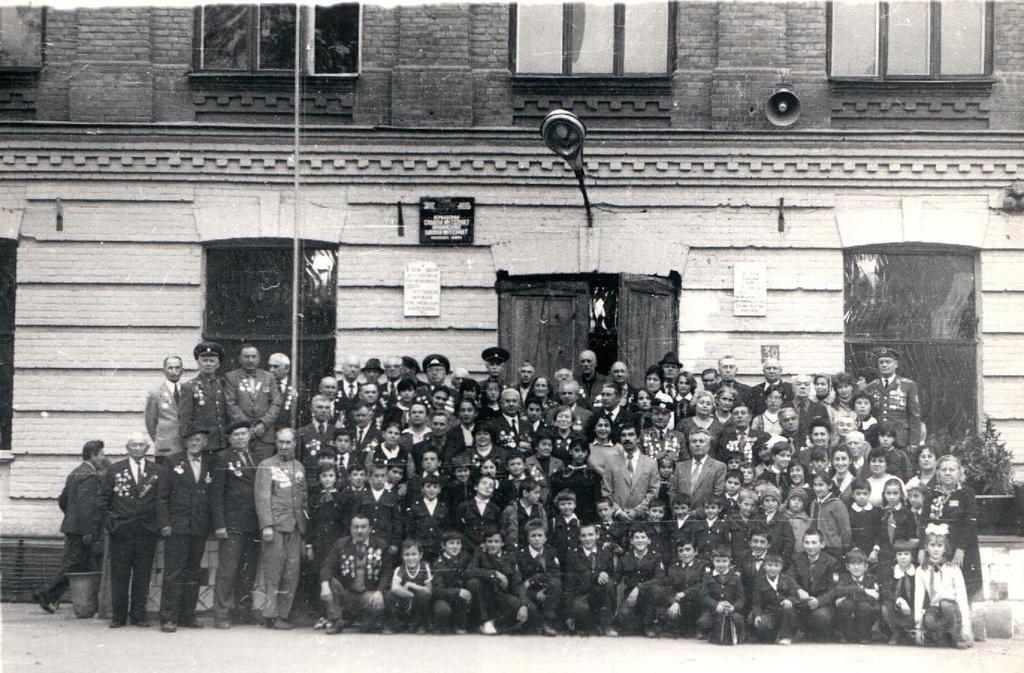 Фото №90087. Фото. Делегация 10-го гвардейского стрелкового Будапештского корпуса со школьниками. Ардон. 1980-е годы