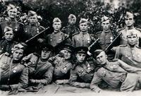 Фото. Вручение значков отличникам артиллерии на Днепре. Июль 1944 года