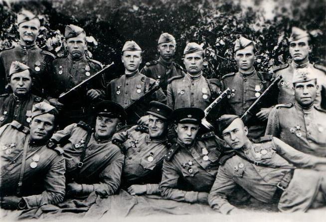 Фото. Вручение значков отличникам артиллерии на Днепре. Июль 1944 года::МУЗАФАРОВ БАРИ ХУЗЕЕВИЧ g2id90092