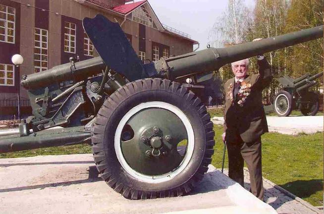 Фото. Музафаров Б.Х. - участник Великой Отечественной войны в сквере Победы. Агрыз. 2010::МУЗАФАРОВ БАРИ ХУЗЕЕВИЧ g2id90105