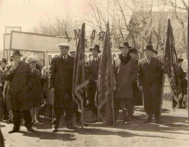 Фото. Коллектив Агрызского РАЙПО со знаменем Республиканского потребобщества и Агрызского РК КПСС и РИК. 1968::МУЗАФАРОВ БАРИ ХУЗЕЕВИЧ g2id90121