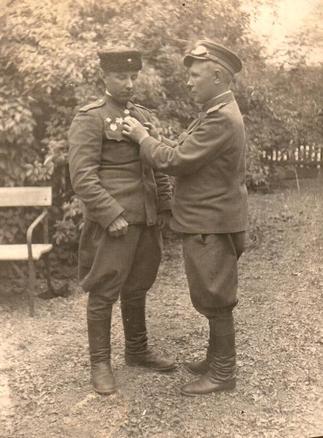 Фото. Тесленко И.Н. - командир дивизиона и Савин М.Ф. - заместитель политрука дивизии. 1943-1945 годы::МУЗАФАРОВ БАРИ ХУЗЕЕВИЧ g2id90129