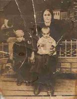 Фото. Музафарова М. - мать Музафарова Б.Х, участника Великой Отечественной войны с дочерьми Маулией и Муслимой. 1920-1930 годы