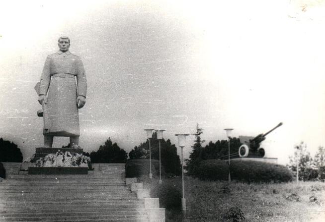 Фото. Памятники Солдату - ʺАлешкеʺ и ʺТ-34-85ʺ в мемориале ʺСопка Героевʺ. Крымск. Май 1986 года::МУЗАФАРОВ БАРИ ХУЗЕЕВИЧ g2id90140