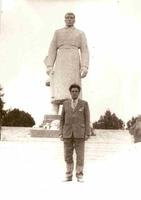 Фото. Музафаров Б.Х. у памятника Советскому воину в мемориальном комплексе 